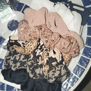 SET OF 6 ASSORTMENT STYLIN SCRUNCHIES